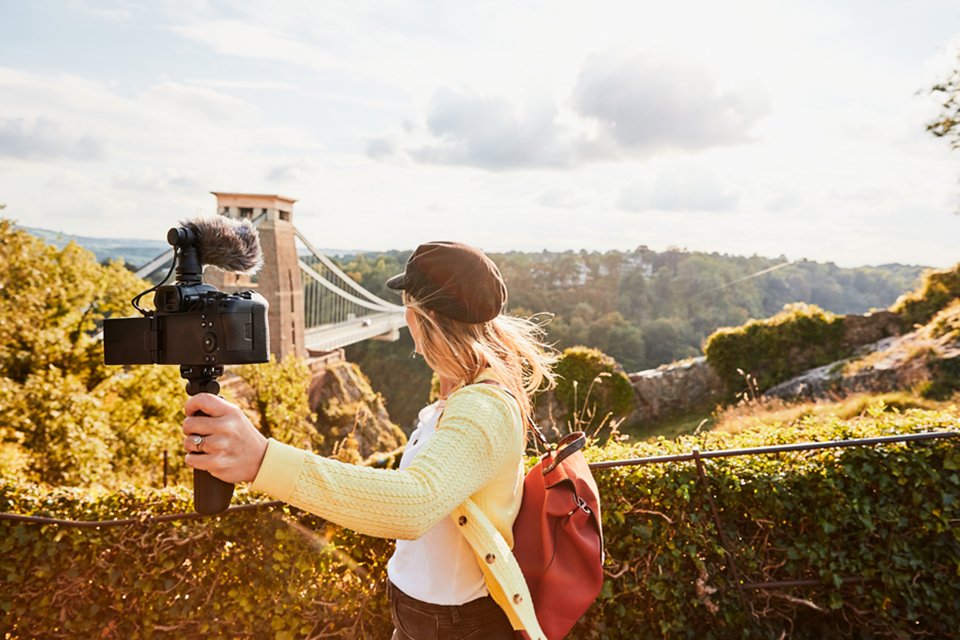 A girl vlogging using Canon ultra-wide angle lenses. 