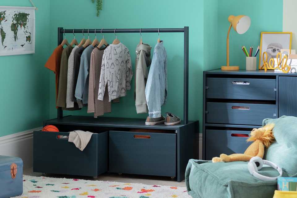 A kid's room with an open hanging rail with storage in blue colour. 
