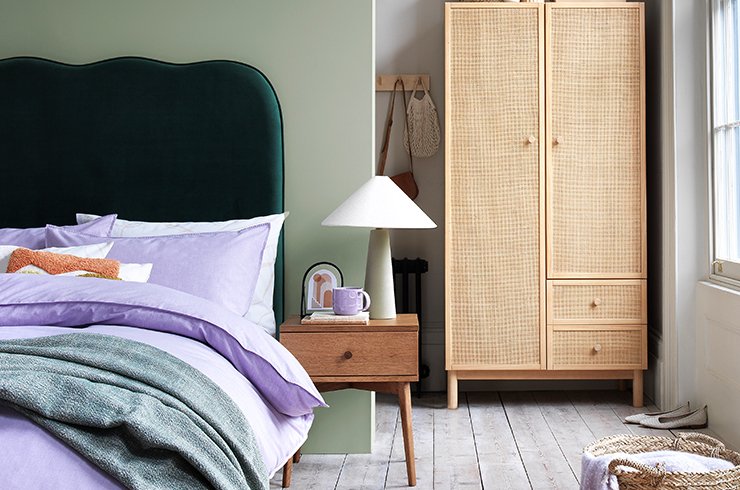 Bedroom set with white and black leaf bedding.
