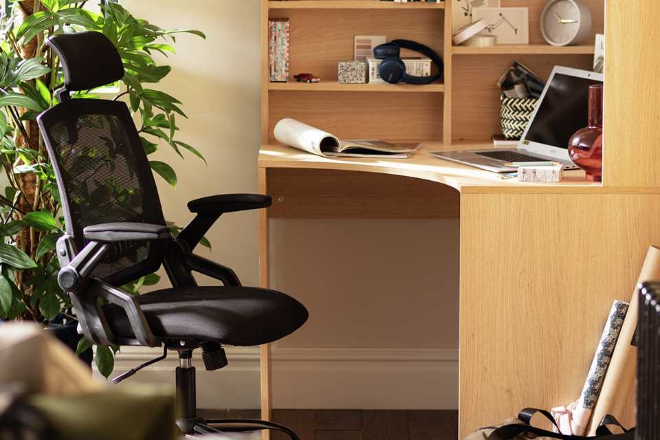 A desk and an office chair sitting in a room.