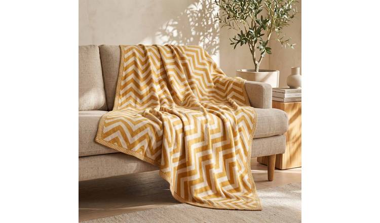 Homescapes Cotton Chevron Knitted Throw - 130 x 170 cm - Mustard