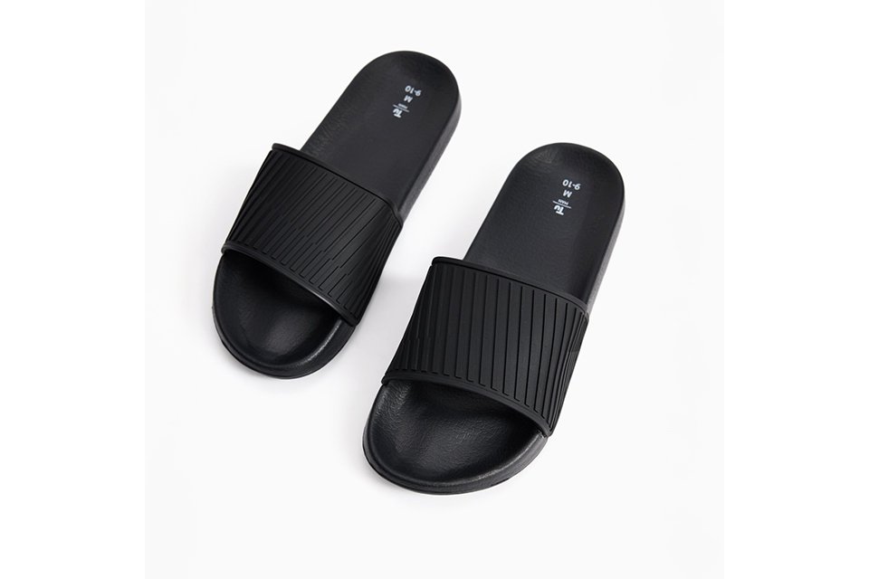 Sandals & flip flops.