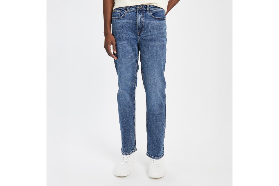 Classic men’s blue jeans with a straight fit, designed to show leg shape and everyday denim styling.