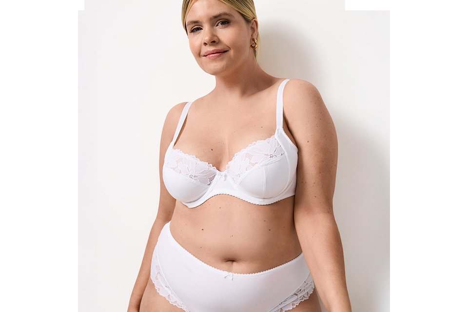 Supportive everyday bra with a smooth cup design, highlighting fit, comfort and support.
