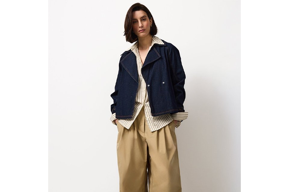 Smart casual workwear outfit with tailored trousers, layering pieces and neutral tones for everyday office wear.