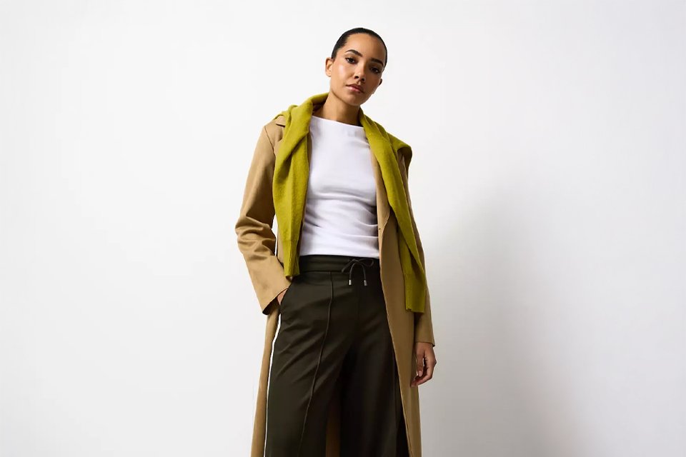 Relaxed work from home outfit with tailored trousers, t‑shirt and lightweight layer.