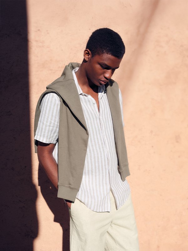 Lean into linen. Start day dreaming of warmer days with our spring edit. This season is all about sophisticated styling, working together function and elegance every time. Revamp your wardrobe with fresh green, beige tones and a balance of light poplin layered against utility jackets.