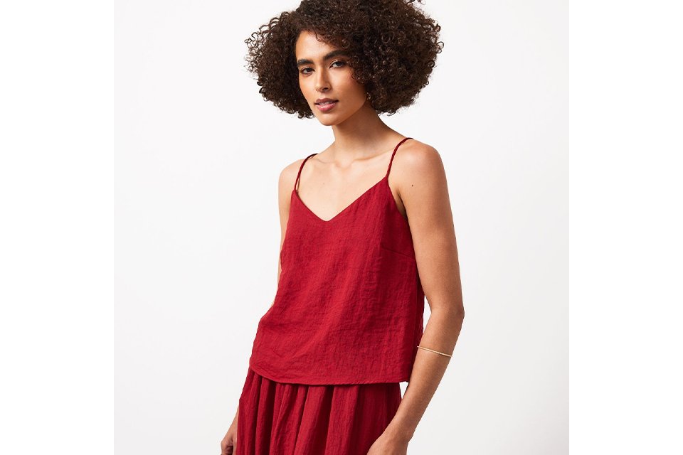 Printed sleeveless midi dress with a fitted waist, styled for women’s new‑season spring and summer outfits.