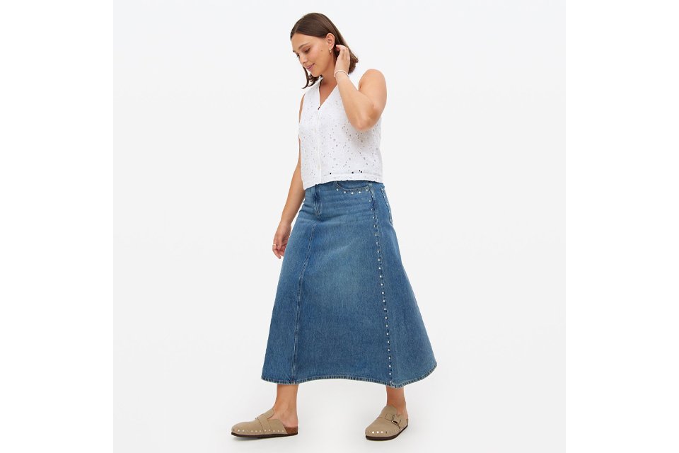 model wearing denim skirt.