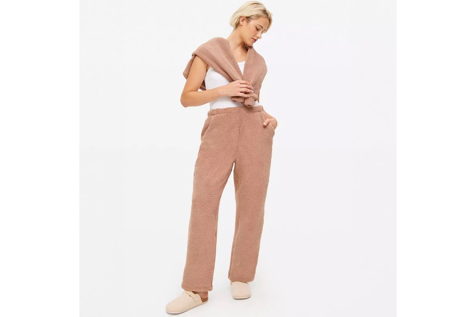 Woman wearing neutral co-ord fleece set.