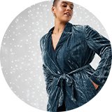 Tailored velvet blazer – versatile layering piece for party outfits.