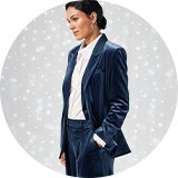 Velvet tailored blazer – luxurious festive outfit idea for women.