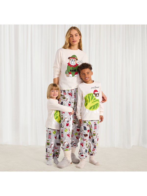 Christmas shop. Family photos, decorating the tree or winter walks – you name the occasion, we’ve got the perfect look for everyone.