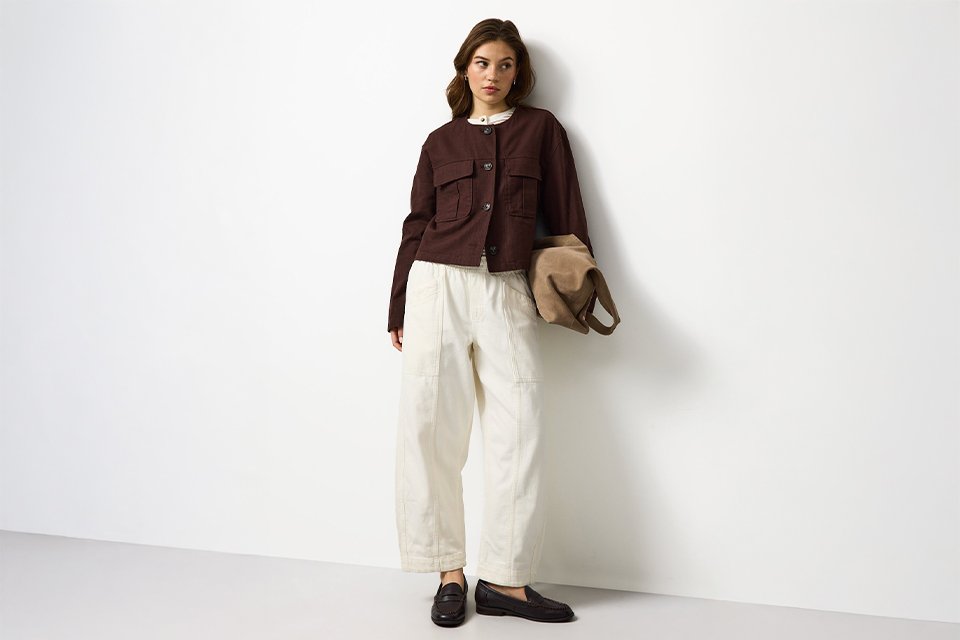 Linen summer outfit featuring a dark top and white wide-leg linen trousers for hot weather dressing.
