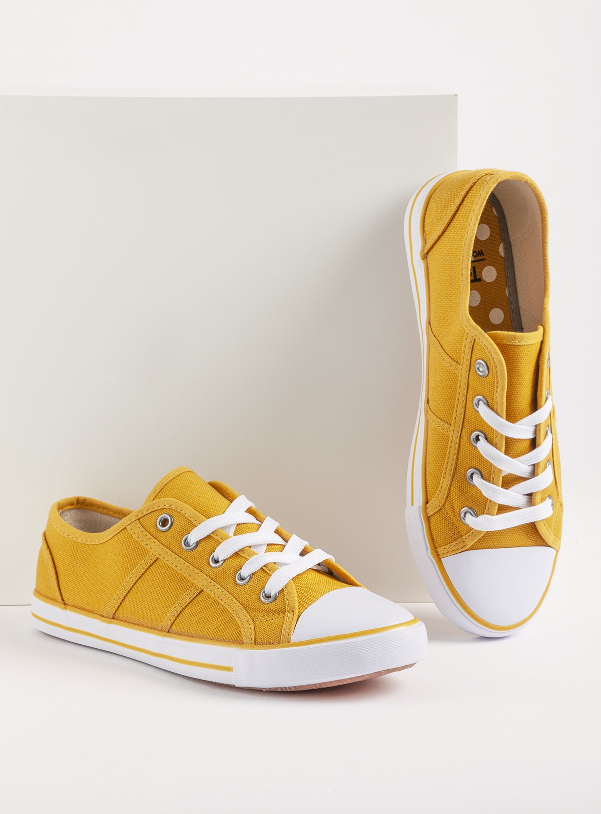 ladies trending sneakers