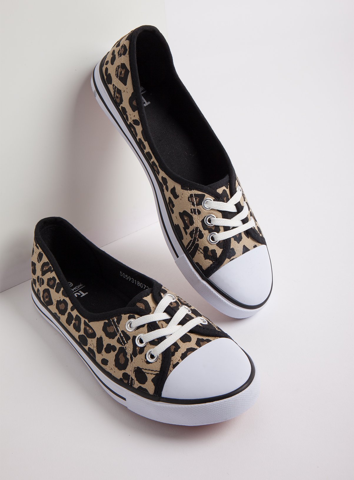 low lace canvas pumps