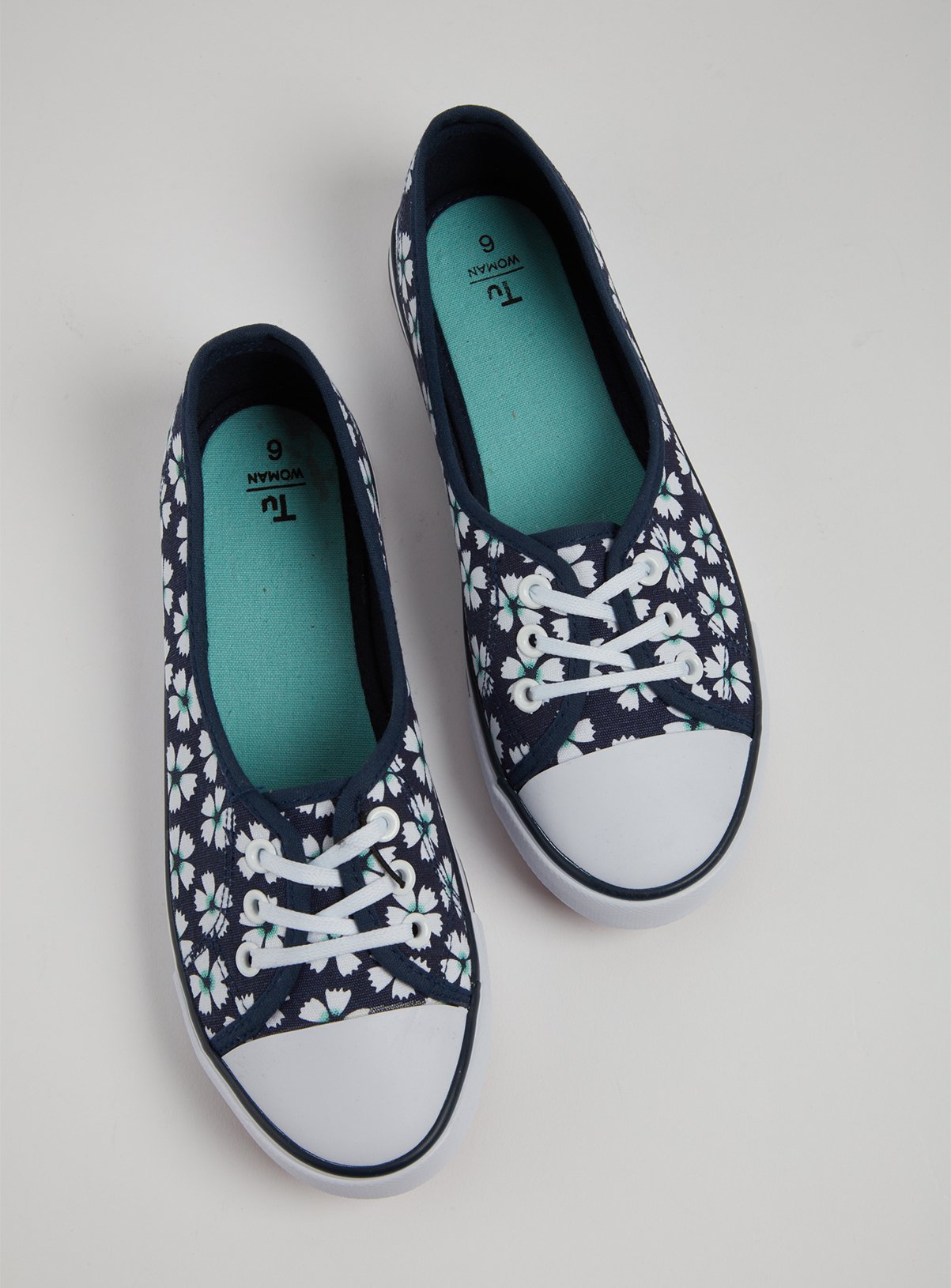 low lace canvas pumps