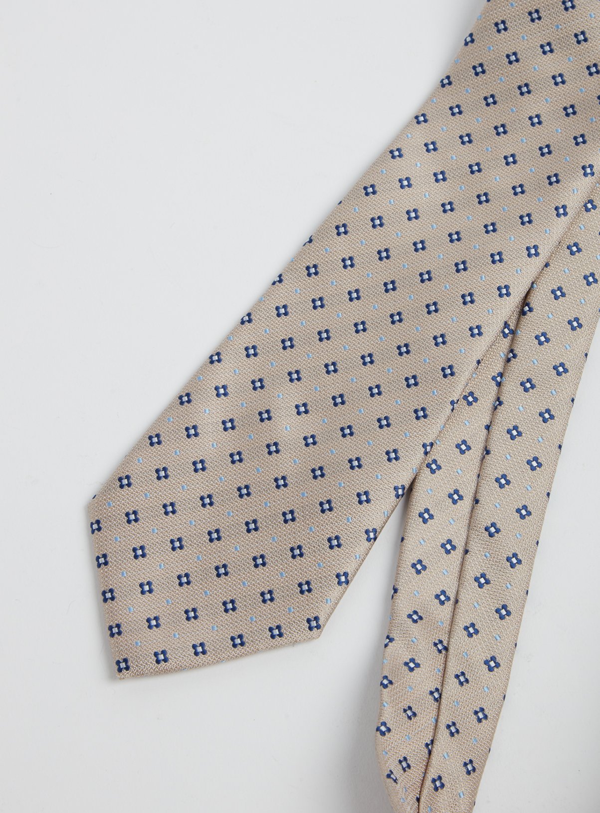 Pale Grey Diamond Print Tie Review