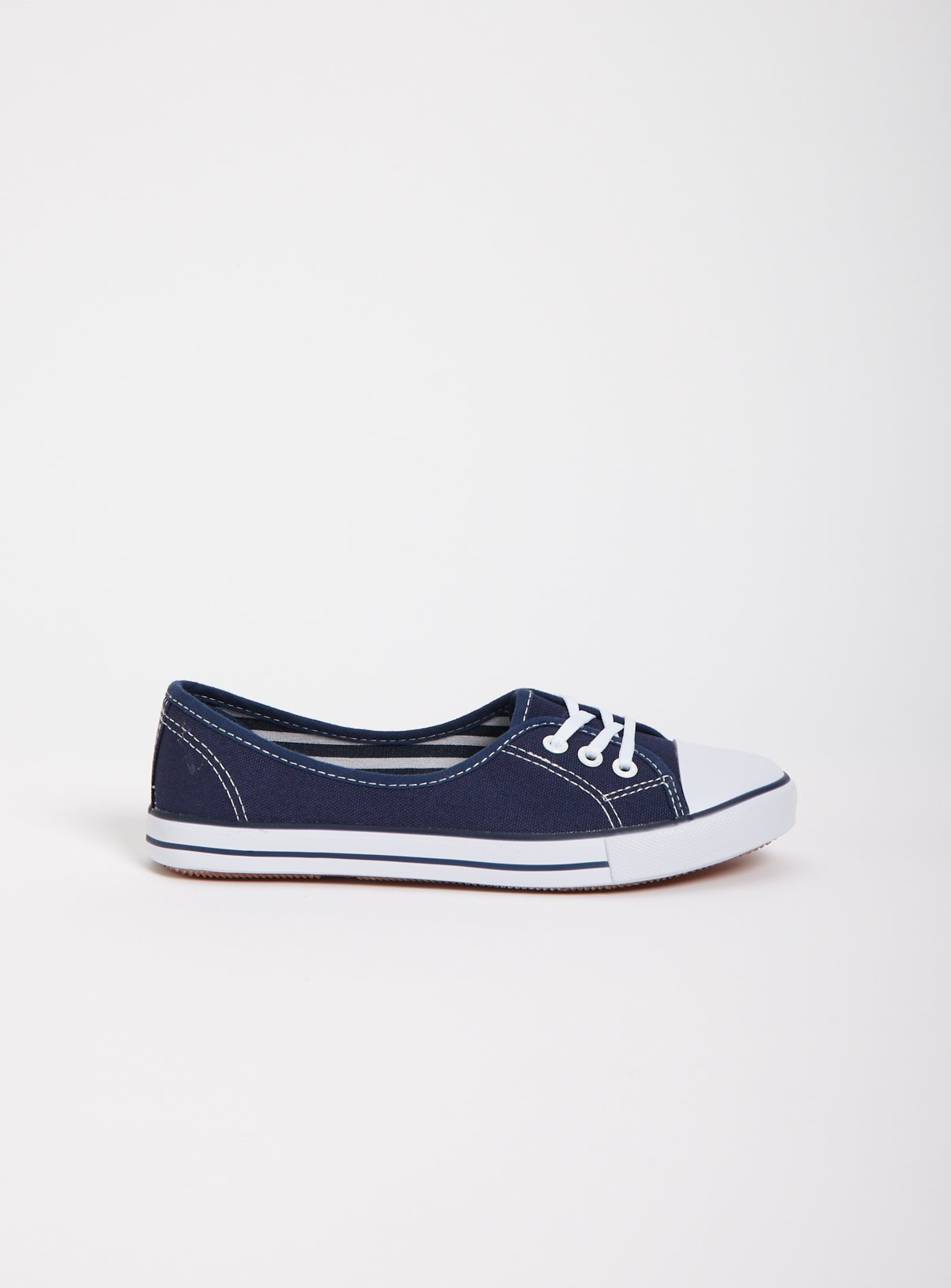 navy pumps trainers