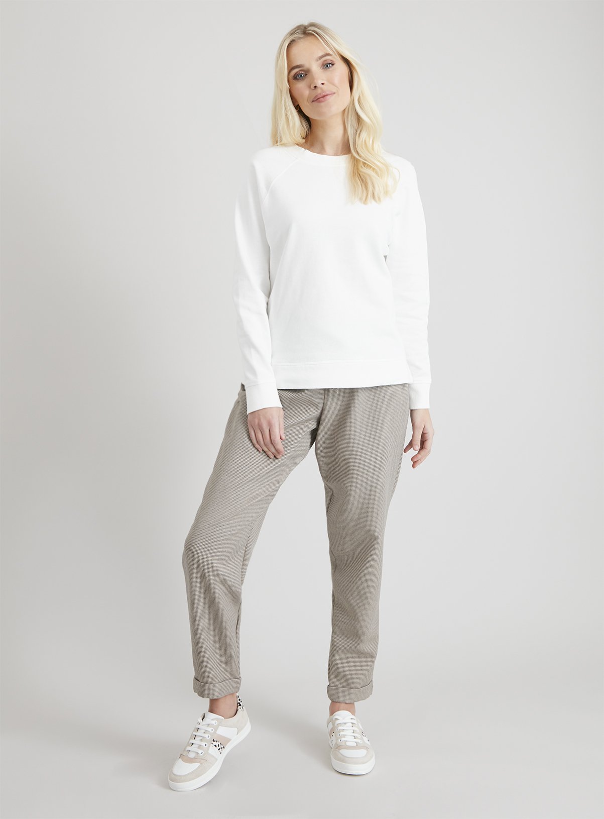 cream crew neck sweatshirt