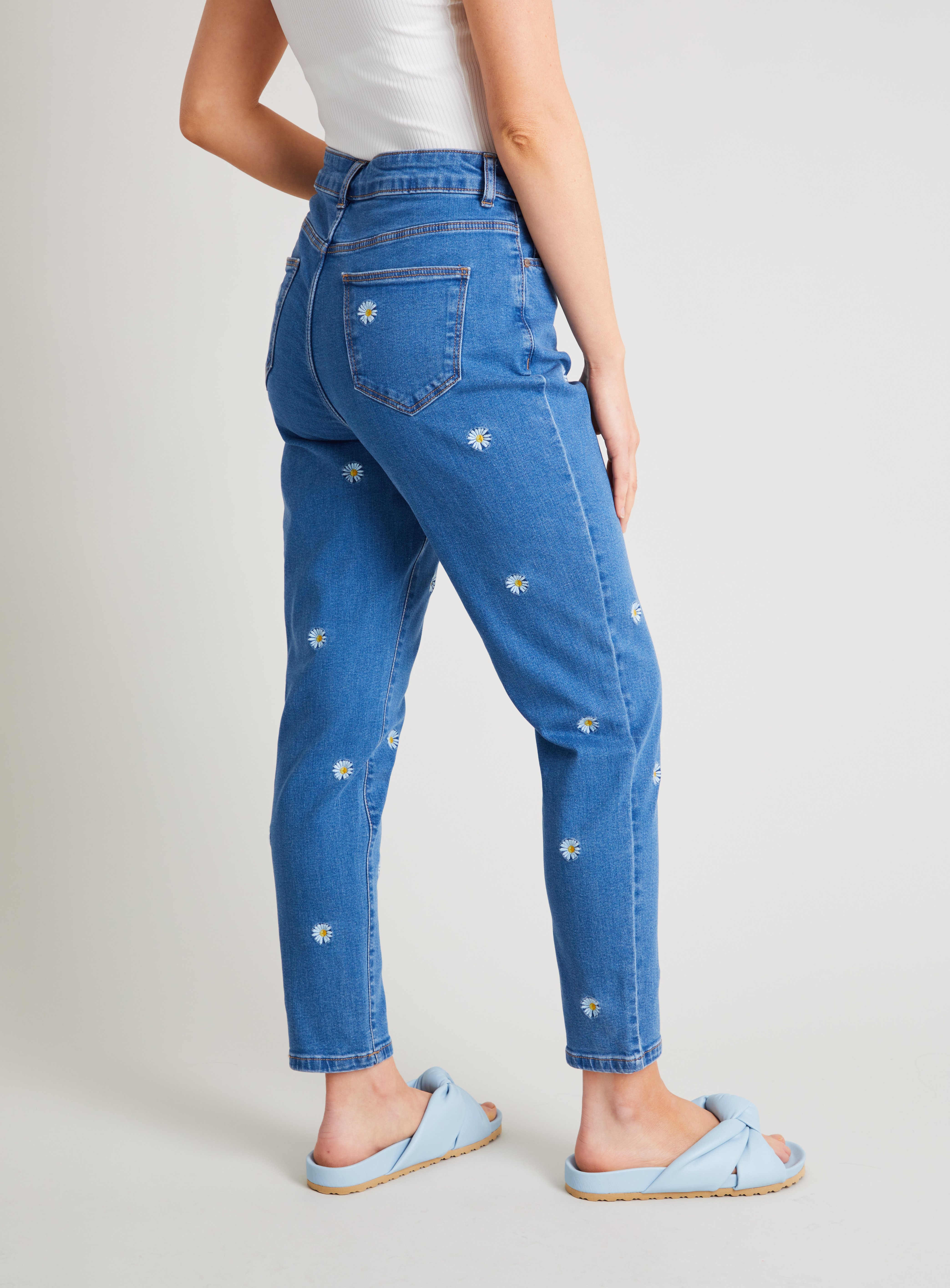 mom jeans with daisies