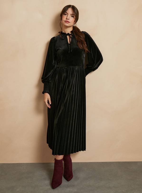 EVERBELLE Black Velvet High Neck Dress 14