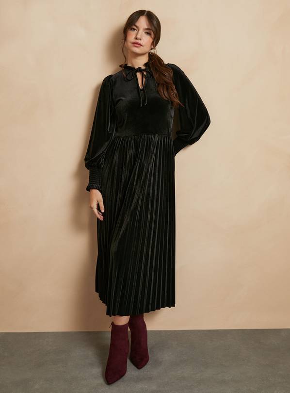 EVERBELLE Black Velvet High Neck Dress 10
