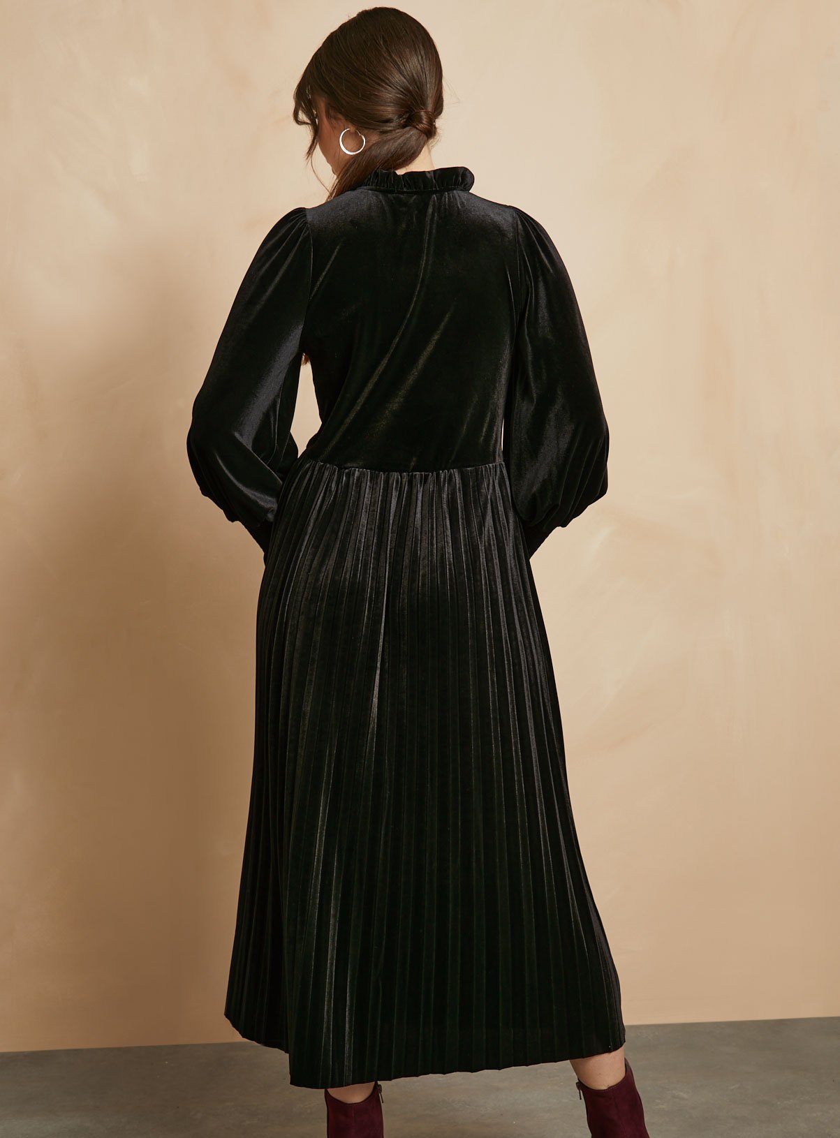 EVERBELLE Black Velvet High Neck Dress 14 - Image 4 thumbnail