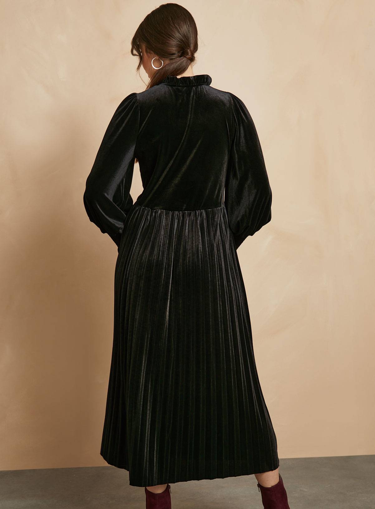 EVERBELLE Black Velvet High Neck Dress 14 - Image 4