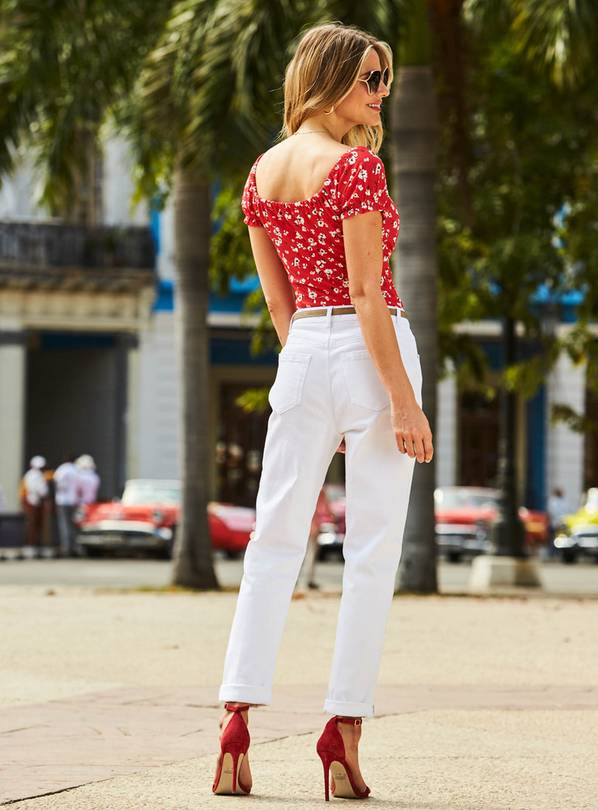 White jeans red store top