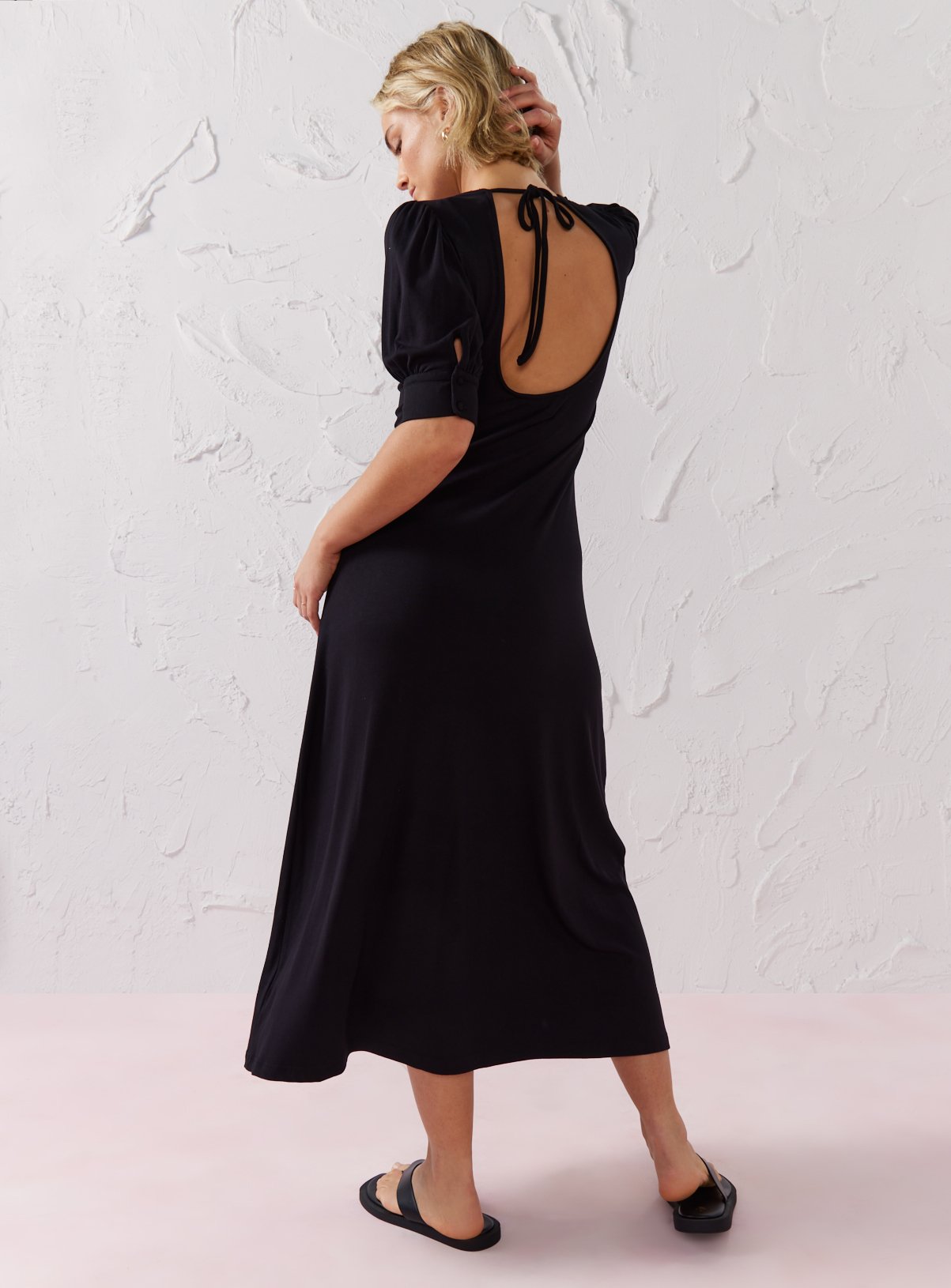 EVERBELLE Black Puff Sleeve Open Back Midi Dress 18 - Image 4 thumbnail