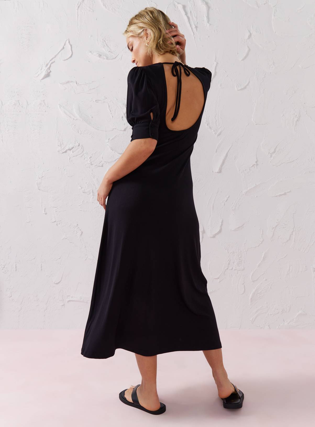 EVERBELLE Black Puff Sleeve Open Back Midi Dress 18 - Image 4