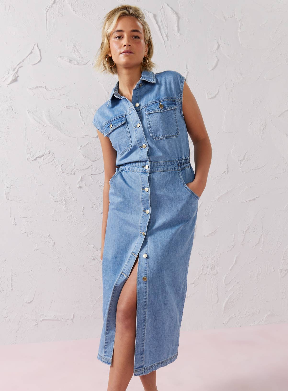 EVERBELLE Mid Wash Denim Sleeveless Midi Shirt Dress 16 - Image 1