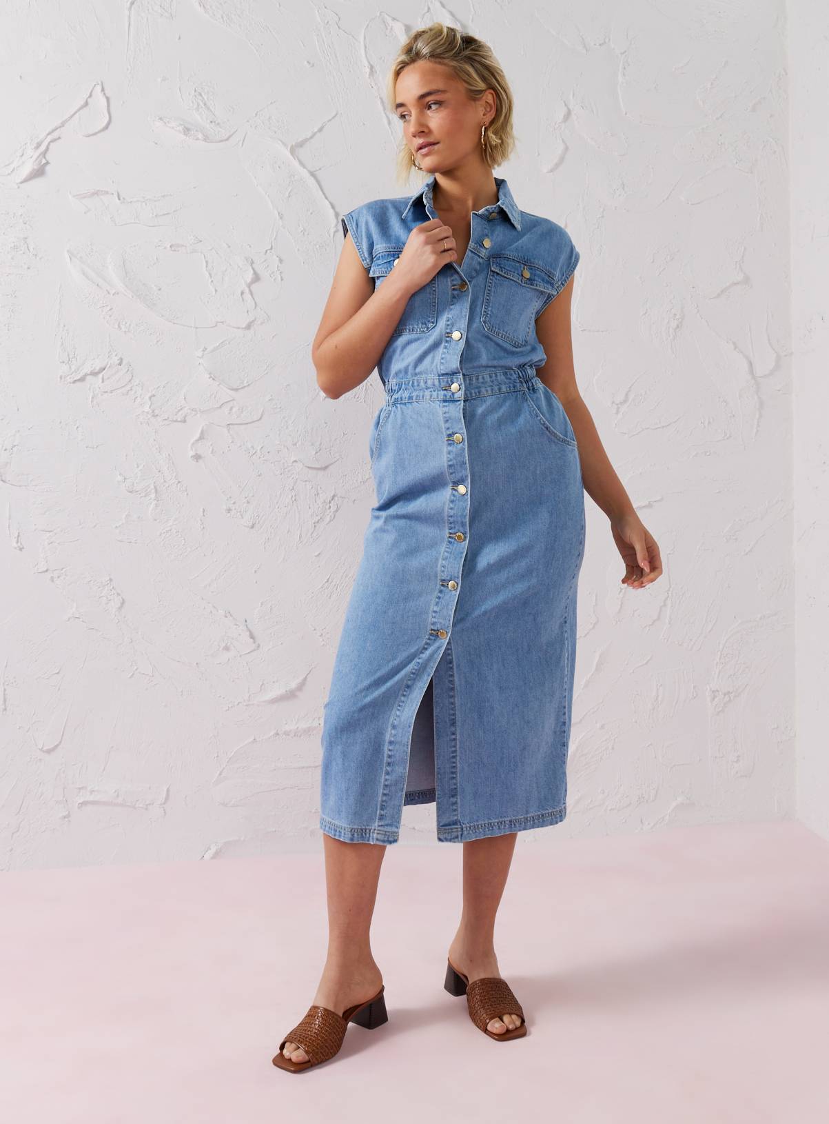 EVERBELLE Mid Wash Denim Sleeveless Midi Shirt Dress 16 - Image 3