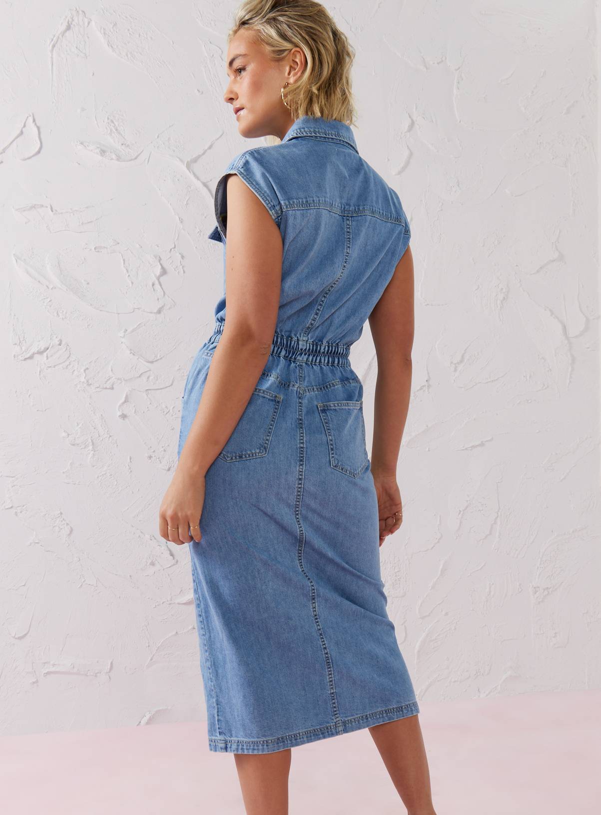 EVERBELLE Mid Wash Denim Sleeveless Midi Shirt Dress 16 - Image 4