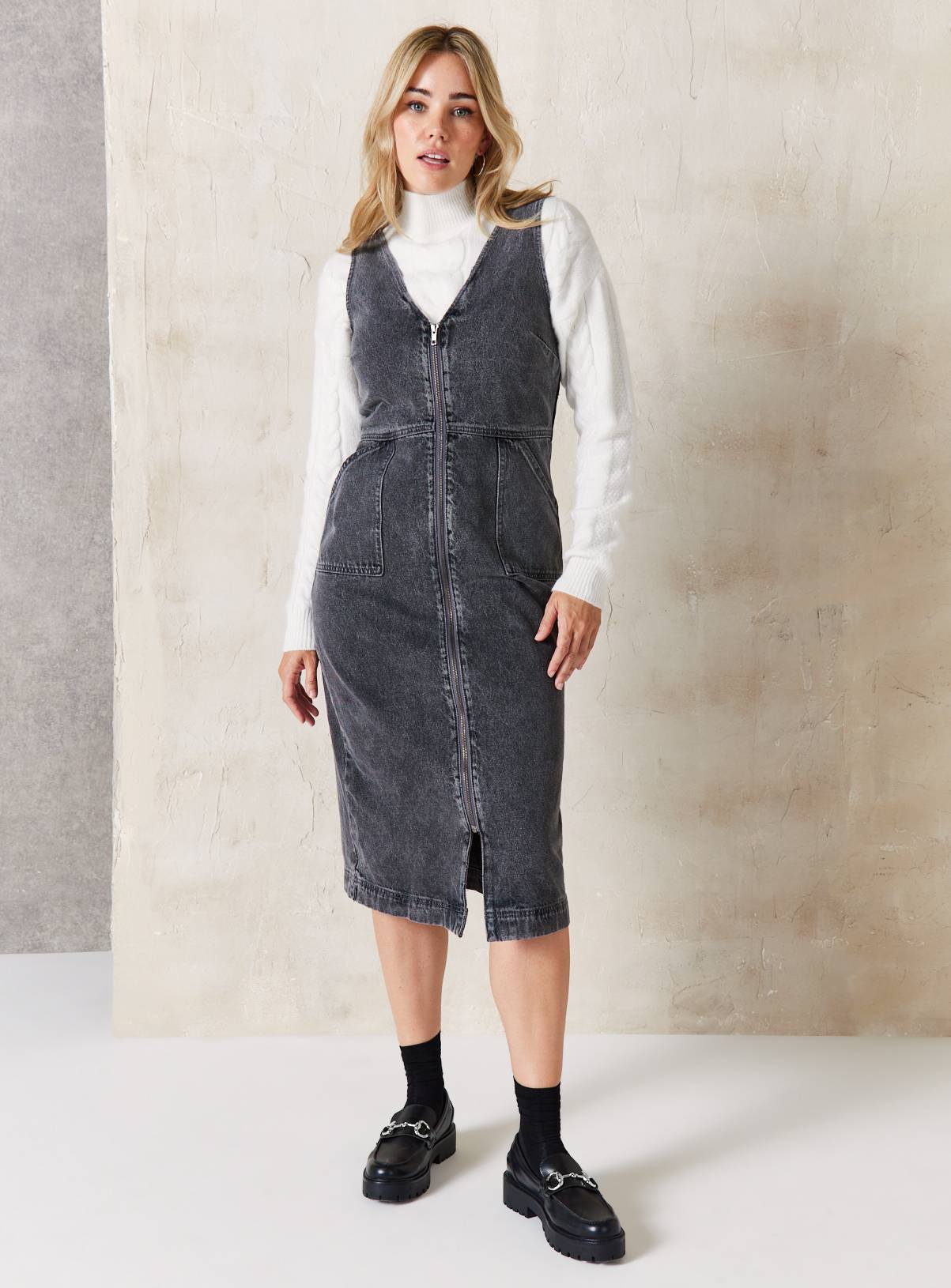 EVERBELLE Grey Washed Denim Midi Pinafore Dress 12 - Image 3