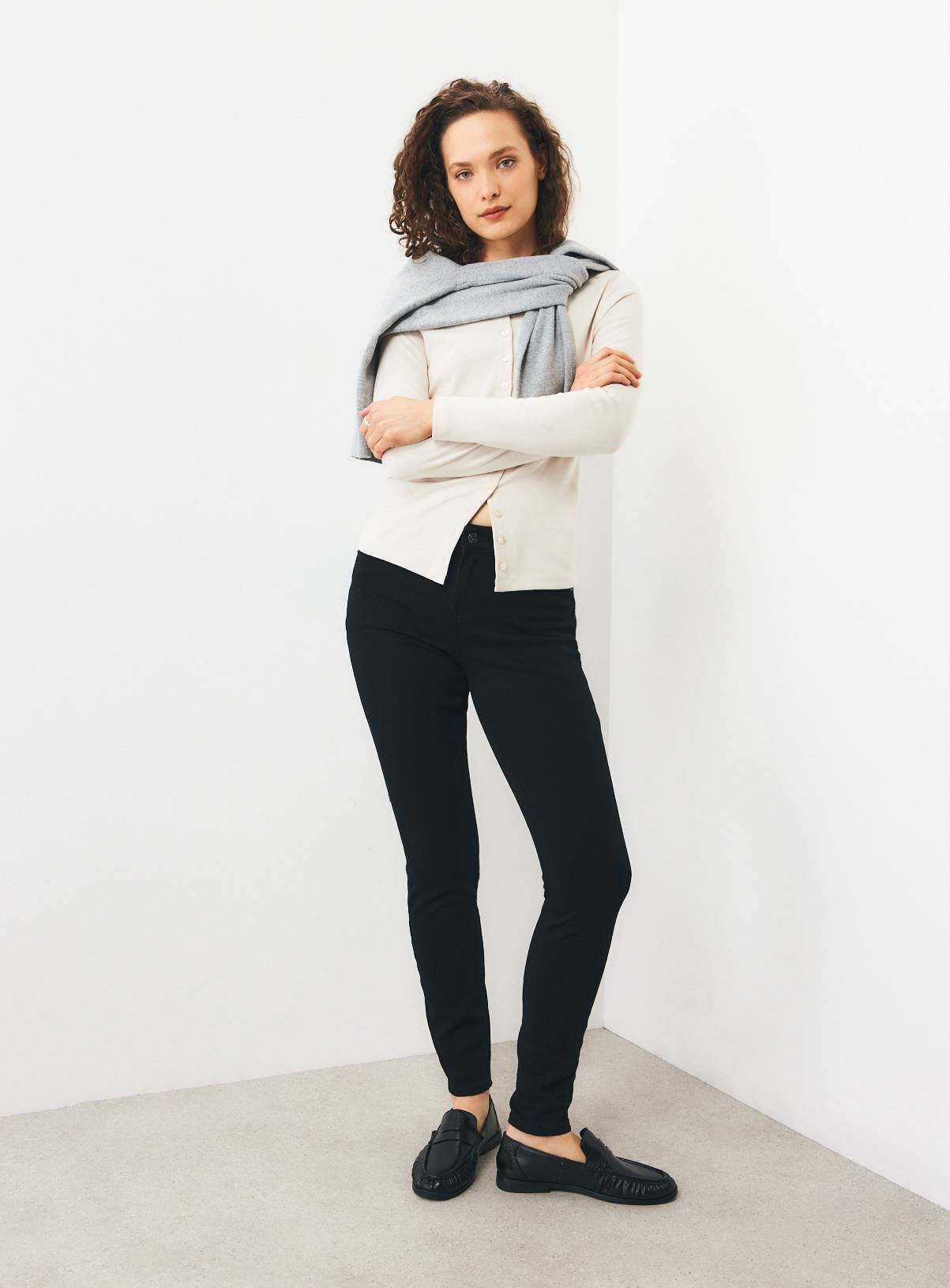 Black Mid-Rise Skinny Fit Denim Jeans 6R - Image 1