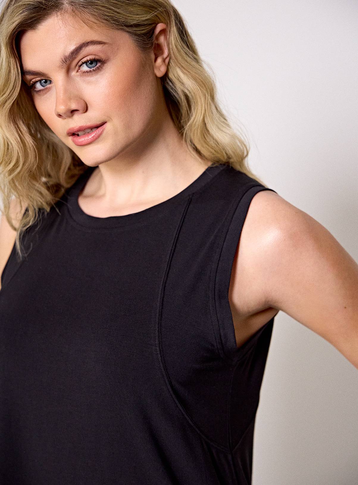 REAKTIV Black Swing Vest Top L - Image 3