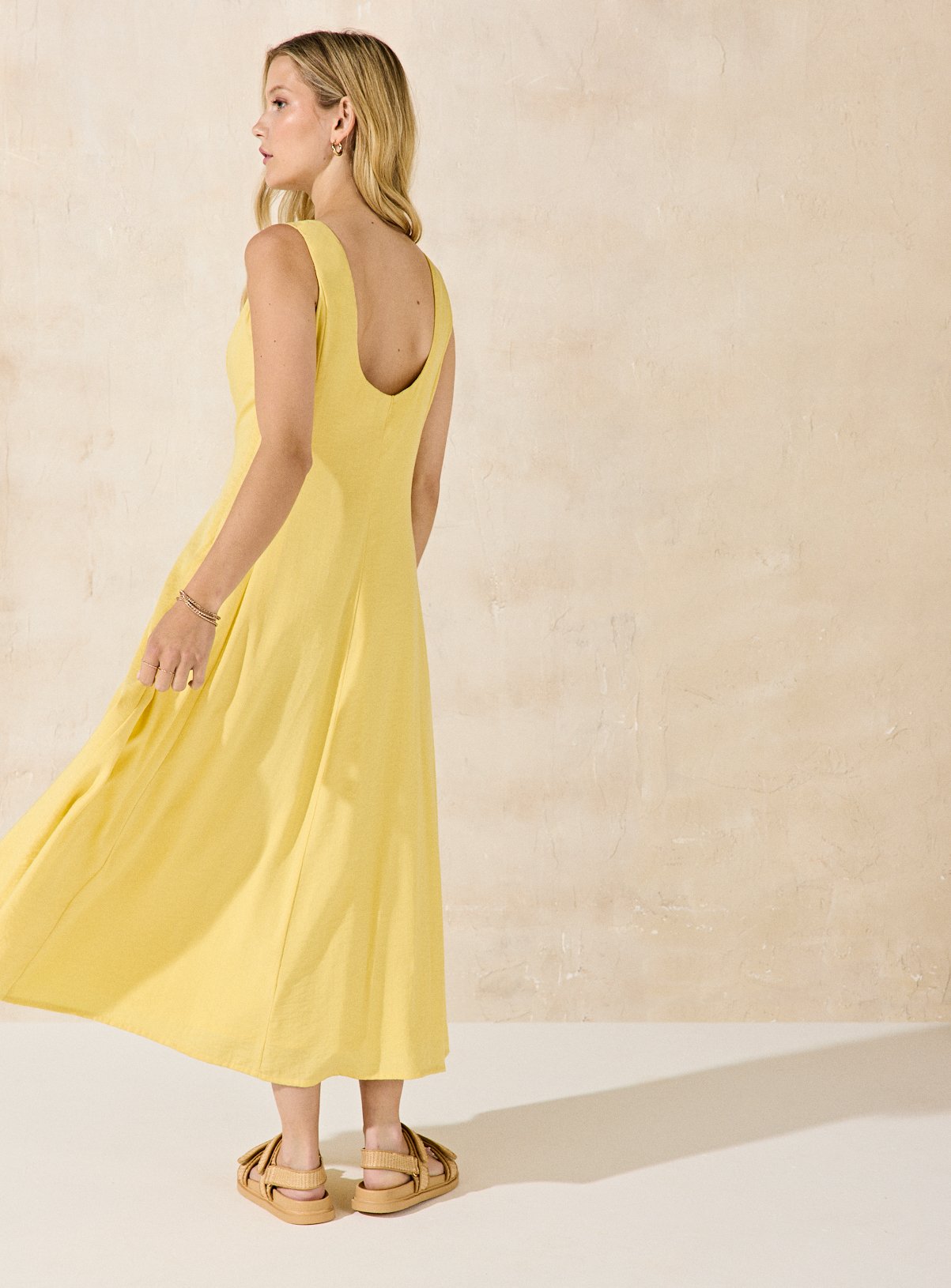 EVERBELLE Yellow Seamed Scoop Neck Summer Dress 20 - Image 4 thumbnail