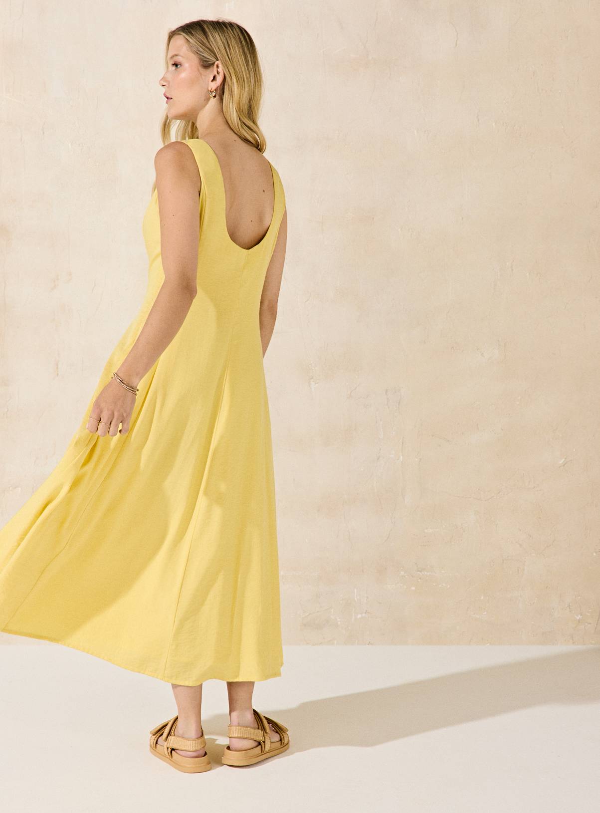 EVERBELLE Yellow Seamed Scoop Neck Summer Dress 20 - Image 4