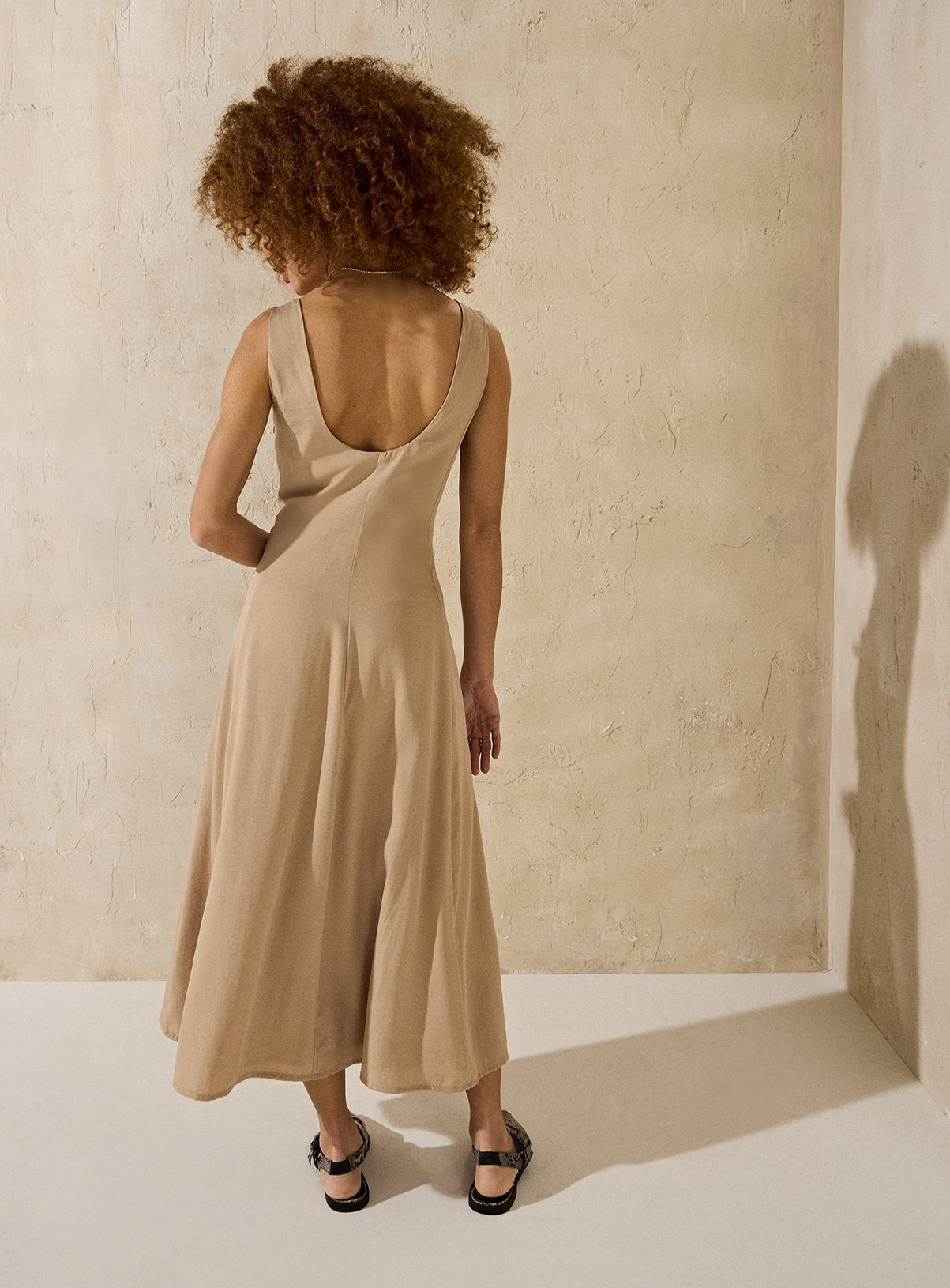 EVERBELLE Neutral Seamed Scoop Neck Summer Dress 18 - Image 4 thumbnail