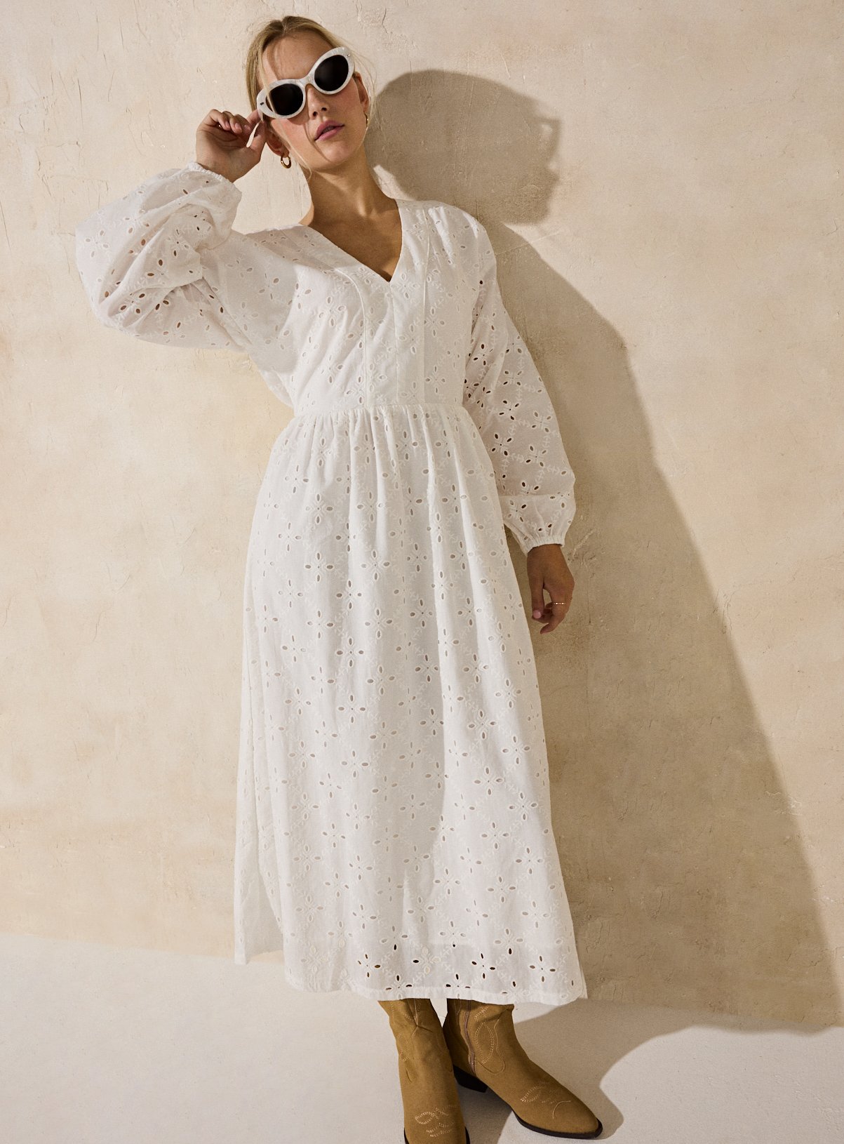 EVERBELLE White Broderie Volume Sleeve Midi Dress 12 - Image 3 thumbnail