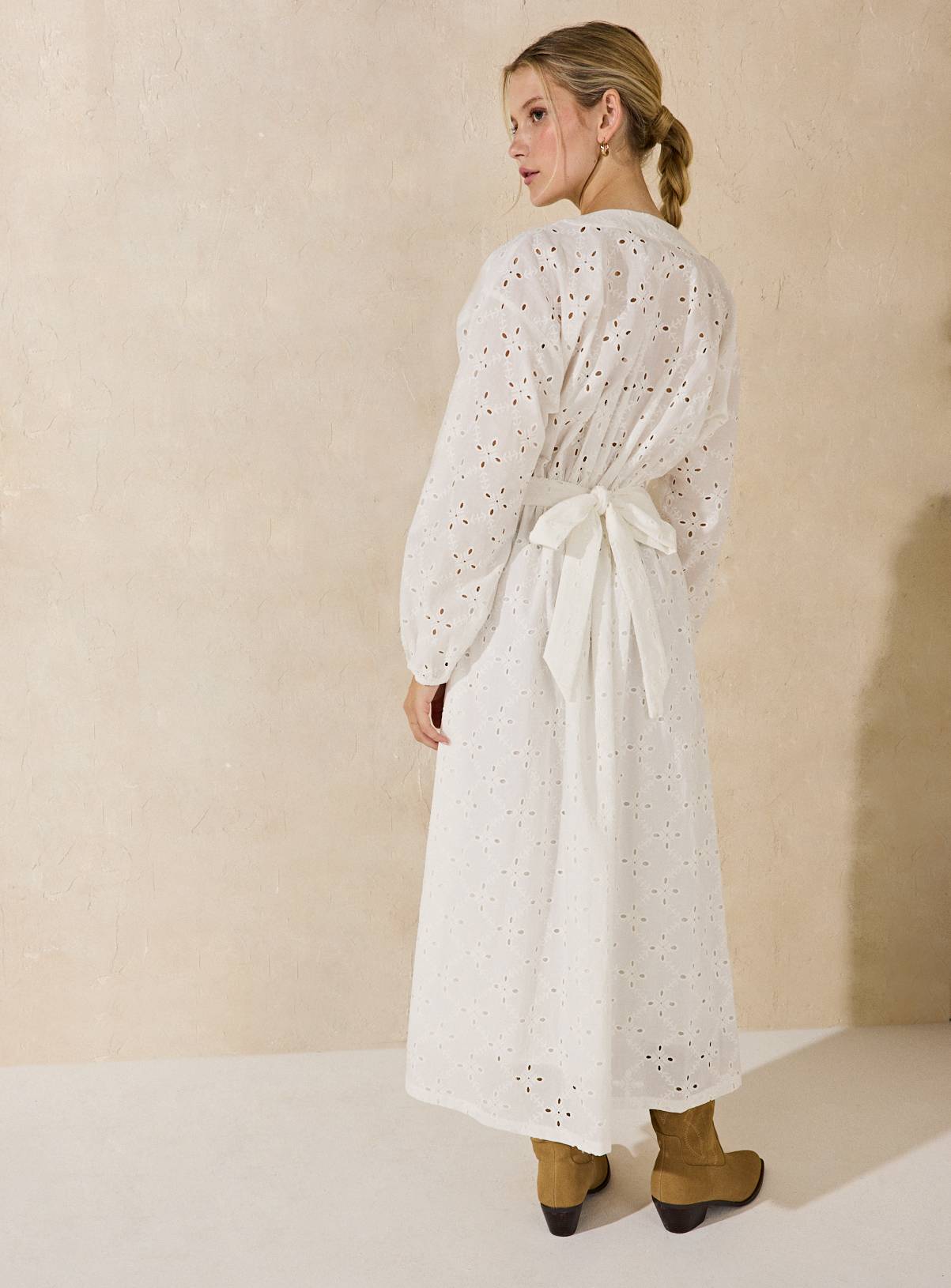 EVERBELLE White Broderie Volume Sleeve Midi Dress 12 - Image 4