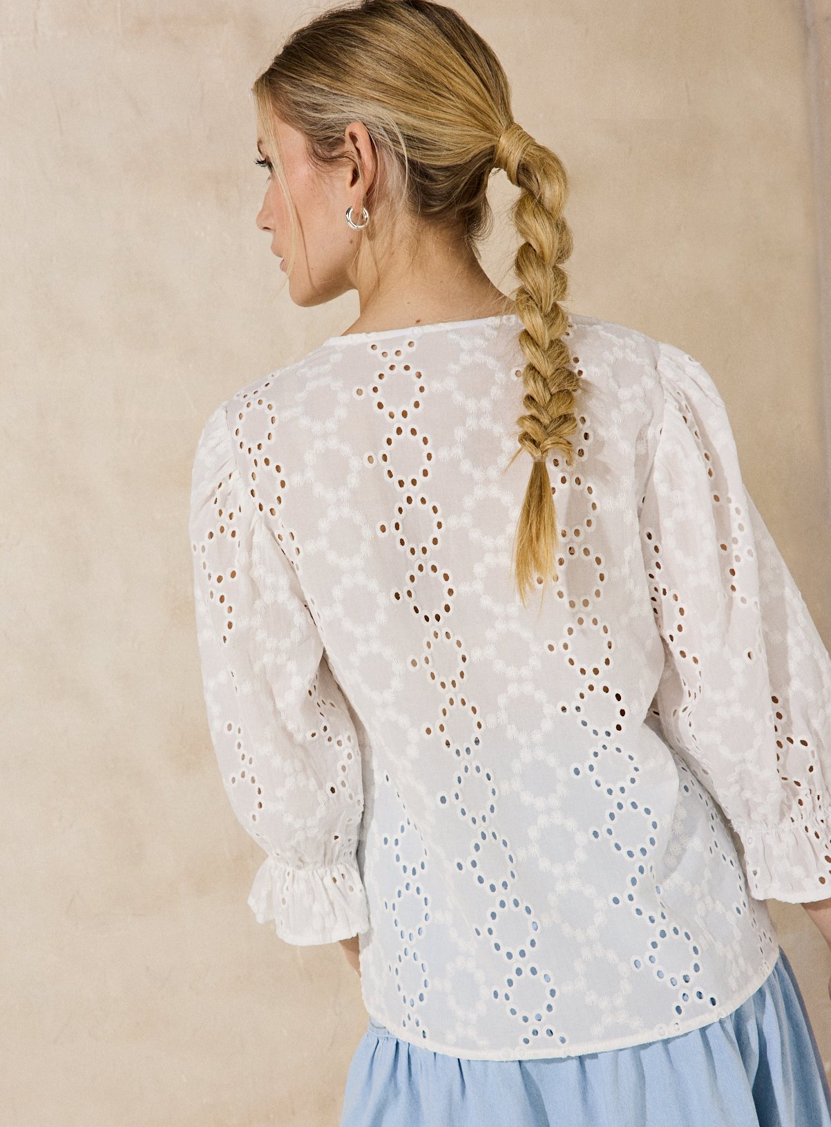 EVERBELLE White Button Through Broderie Blouse 10 - Image 4 thumbnail