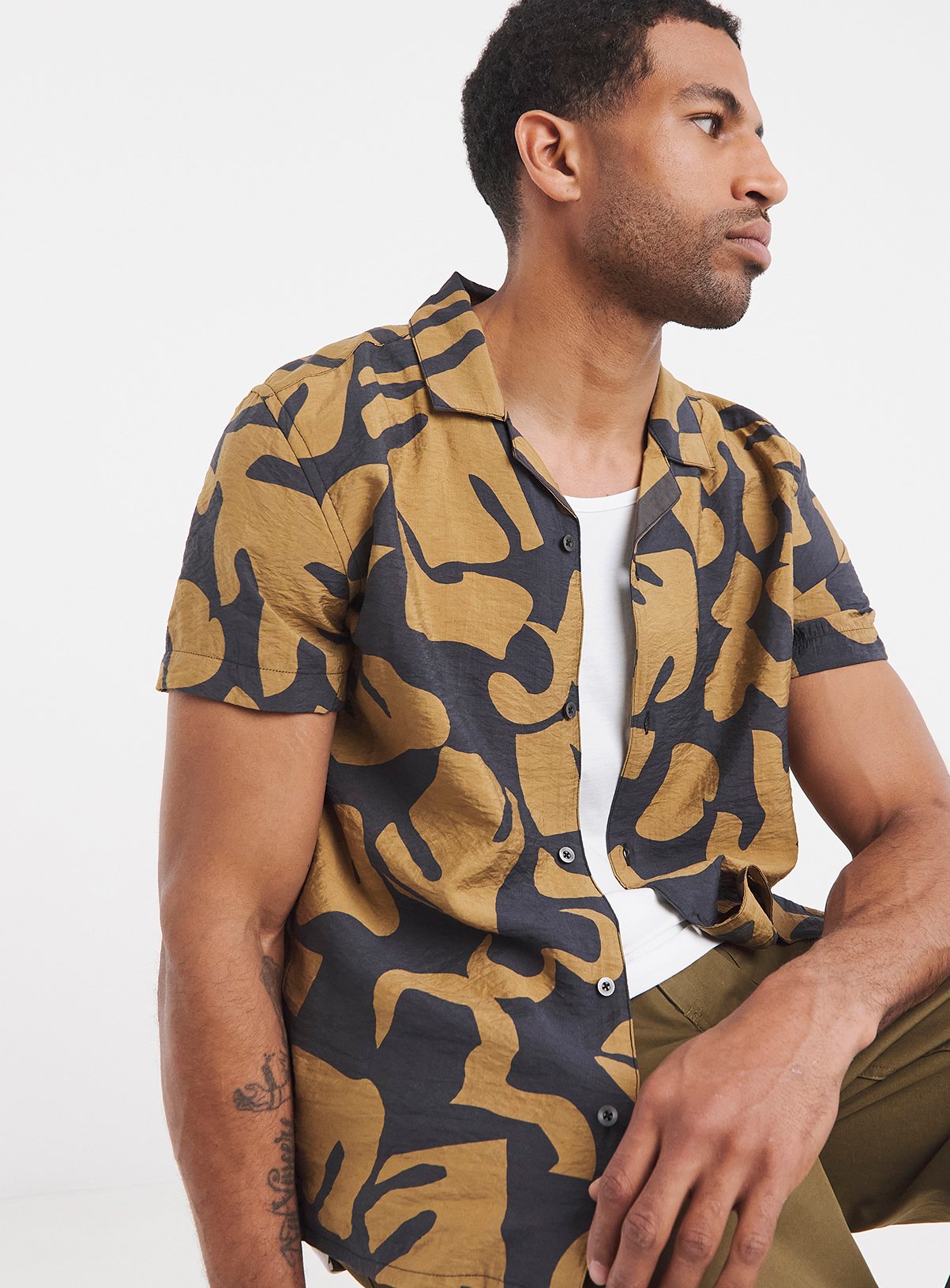 Men's JACAMO Abstract Leaf Crinkle Revere Collar Shirt
