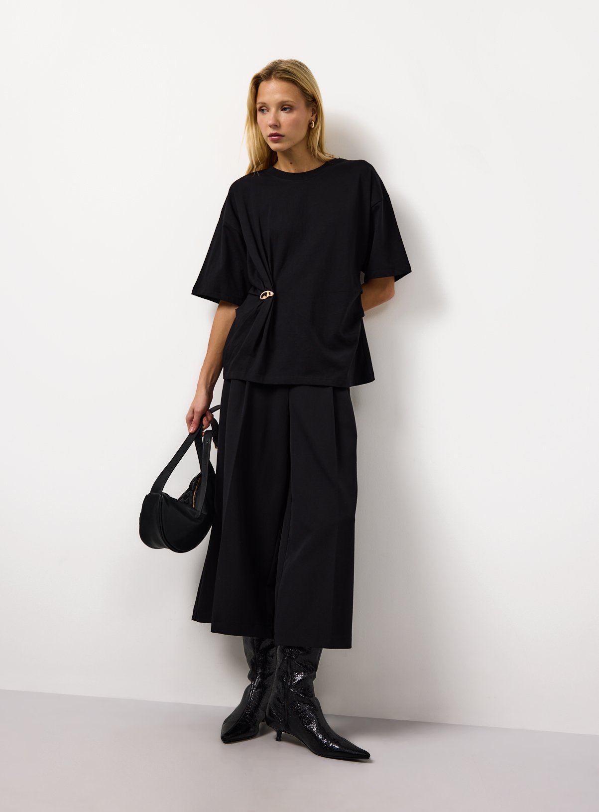 Black Hardware Twist Detail T-Shirt 12 - Image 2 thumbnail