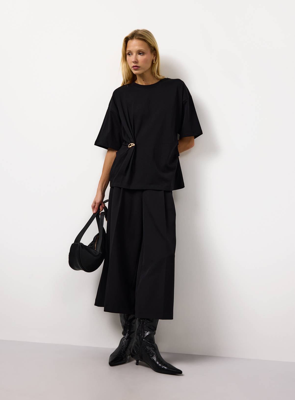 Black Hardware Twist Detail T-Shirt 12 - Image 2