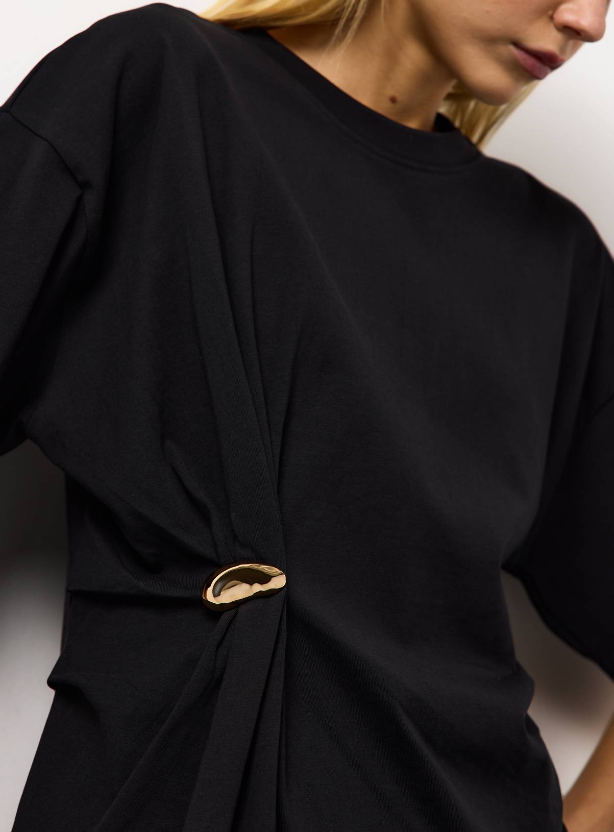 Black Hardware Twist Detail T-Shirt 12 - Image 3