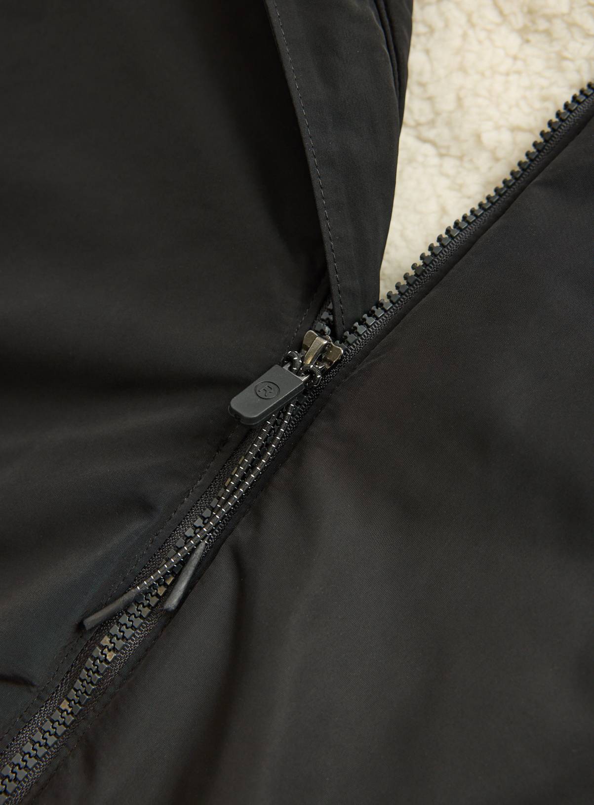 REAKTIV Black Outdoors Shower Resistant Changing Robe L - Image 2