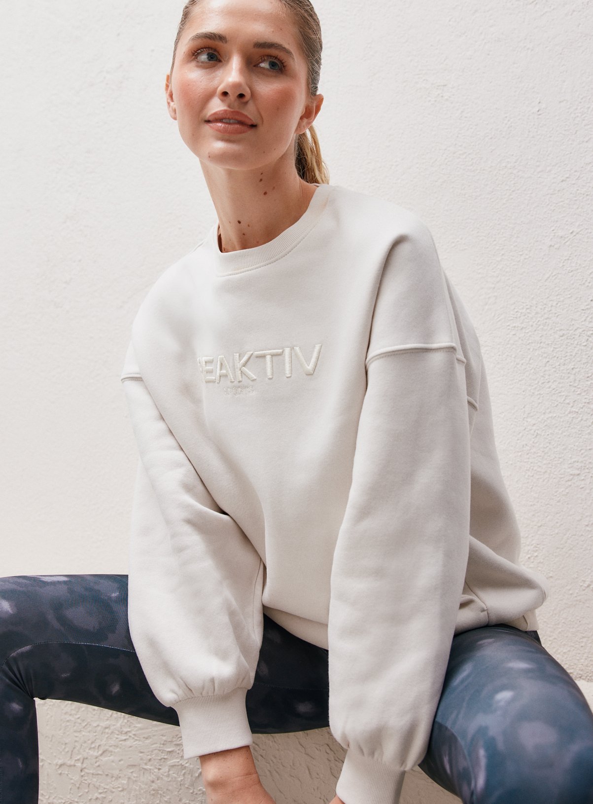 REAKTIV Cream Luxury Embossed Logo Sweatshirt XL